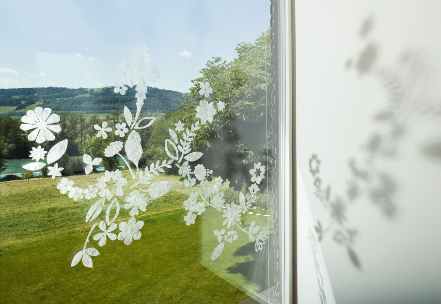 Тюль наклеенная на окно