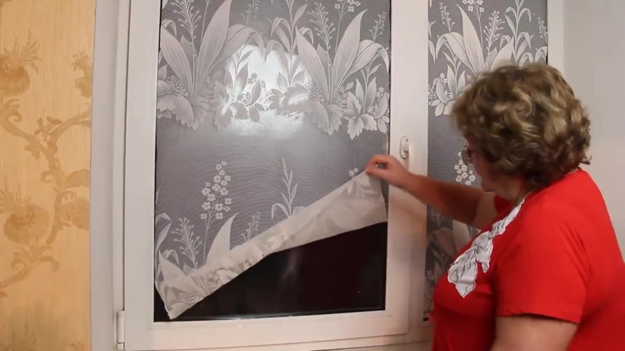 Клеем тюль на окно