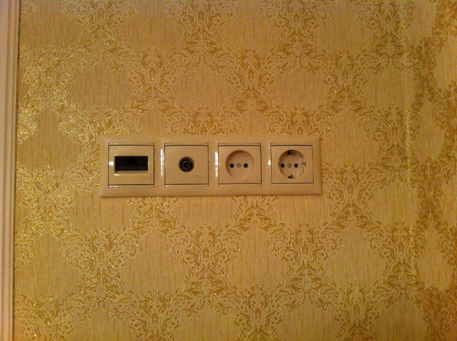 Розетка в стене