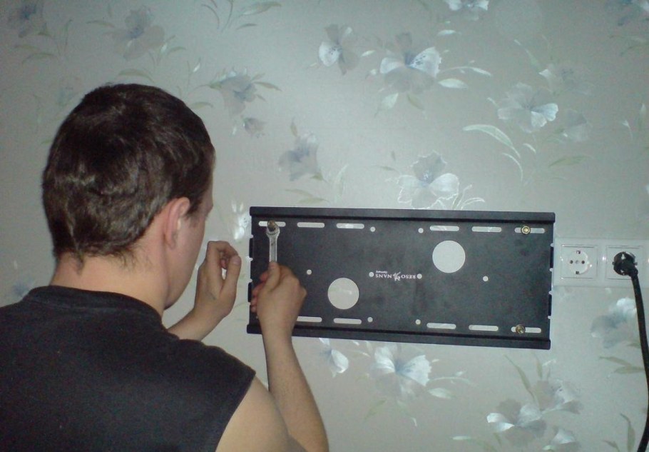 На что вешают телевизор на стену