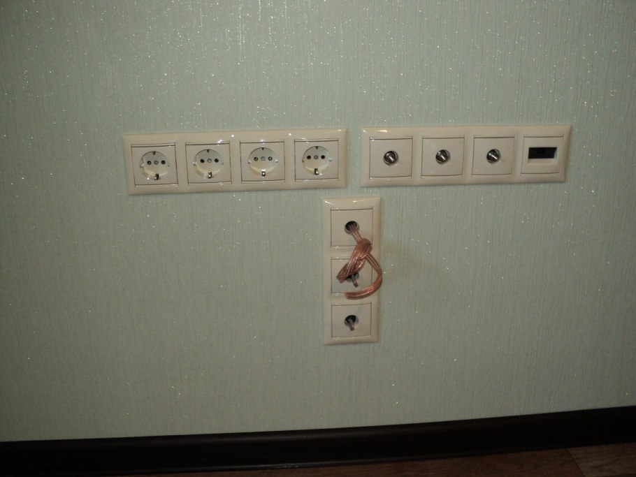 Розетка в стене
