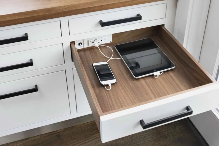 Письменный стол с выдвижными ящиками