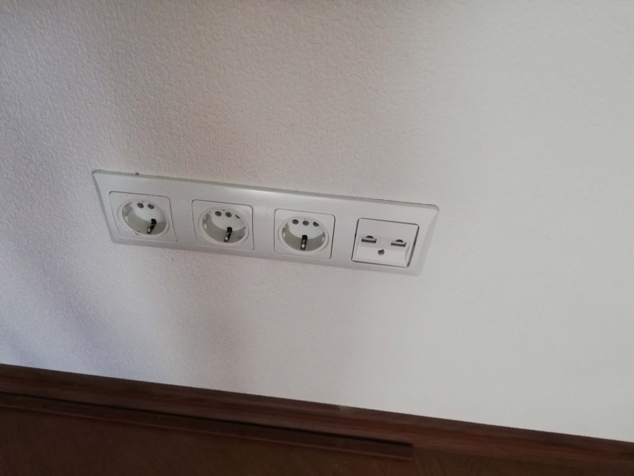 Фальш розетка для проводов