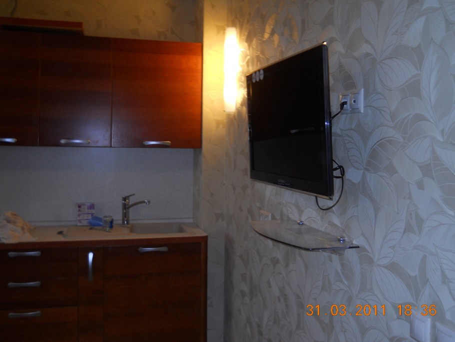 Розетки за телевизором на стене