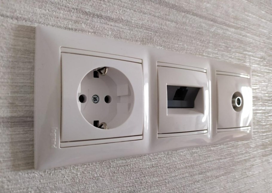 Легранд Валена белый розетка