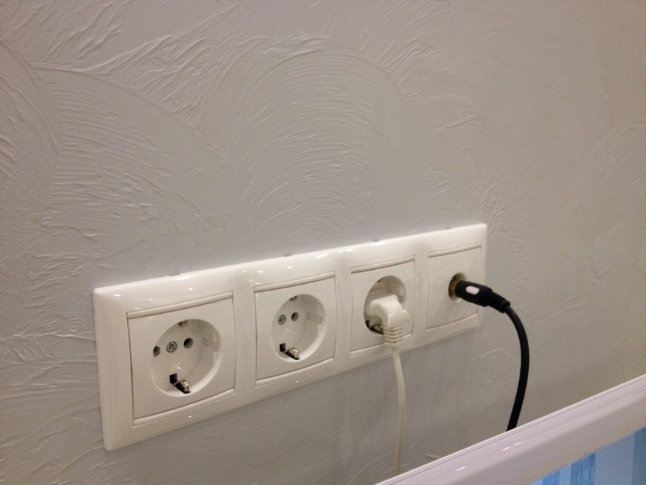 Розетка в стене