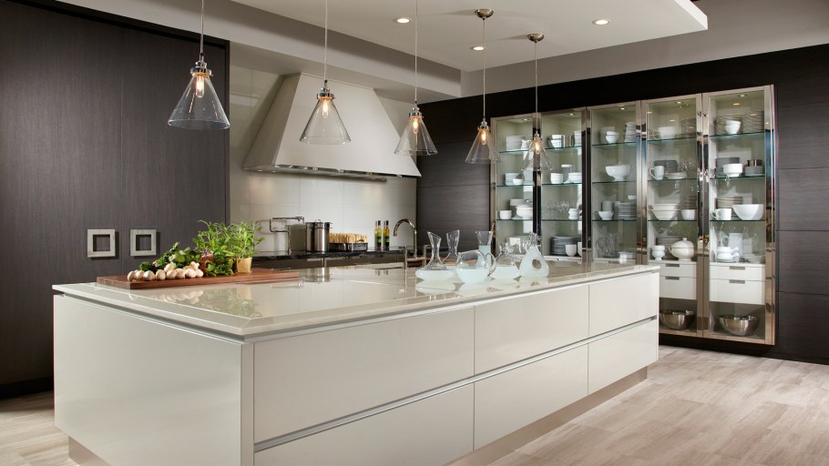 Современные кухни со стеклянными фасадами