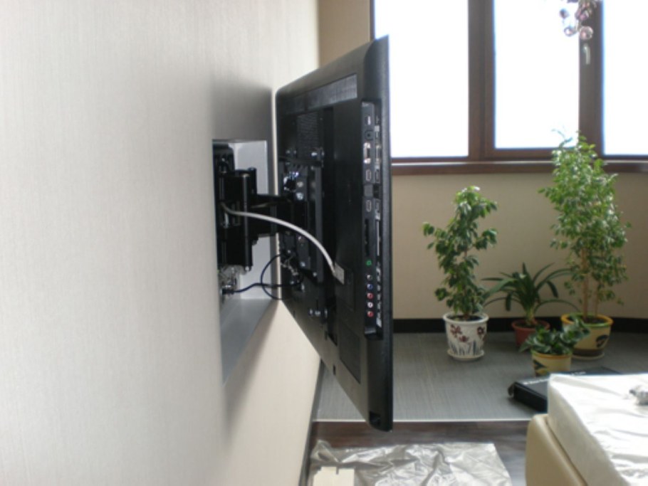 Розетка за телевизором и кронштейн