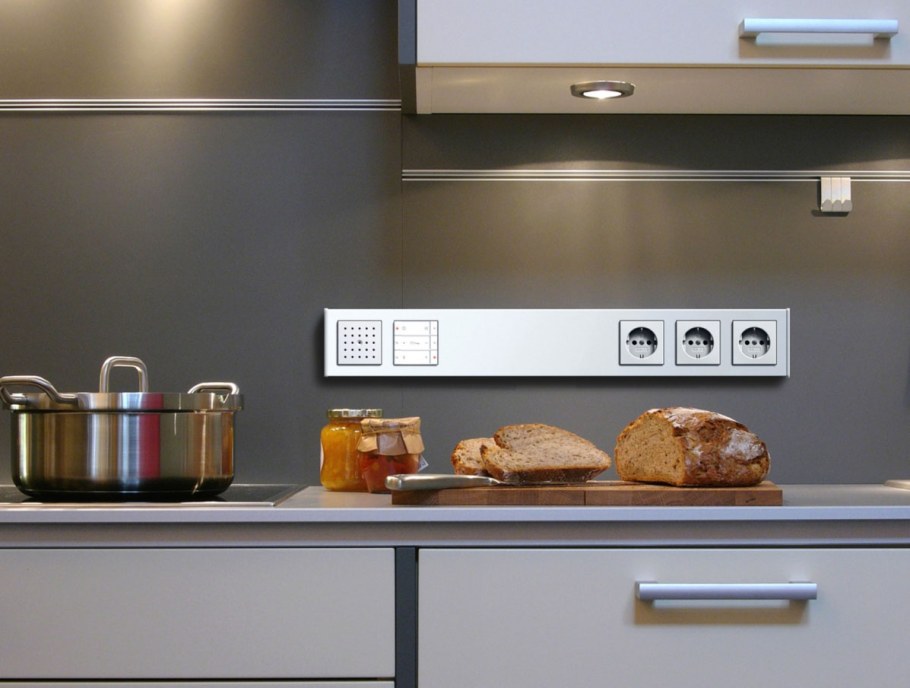 Розетки на фартуке кухни