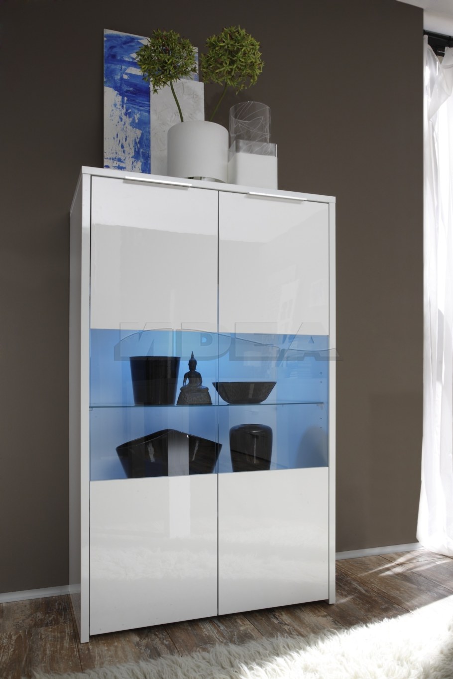 Стеклянный шкаф в гостиную