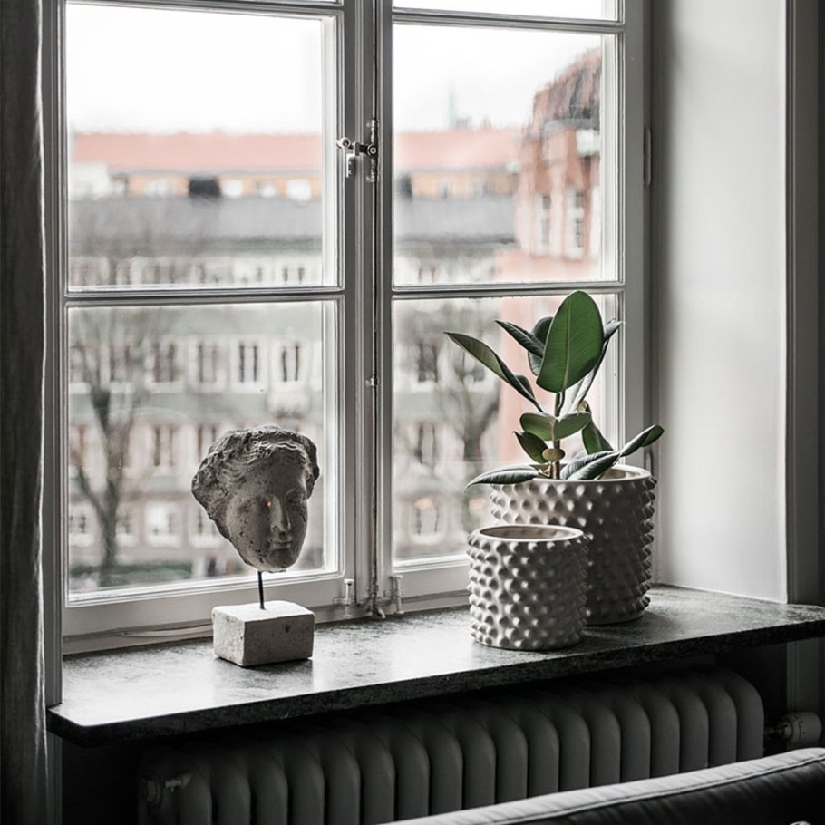 Серые оконные рамы в интерьере