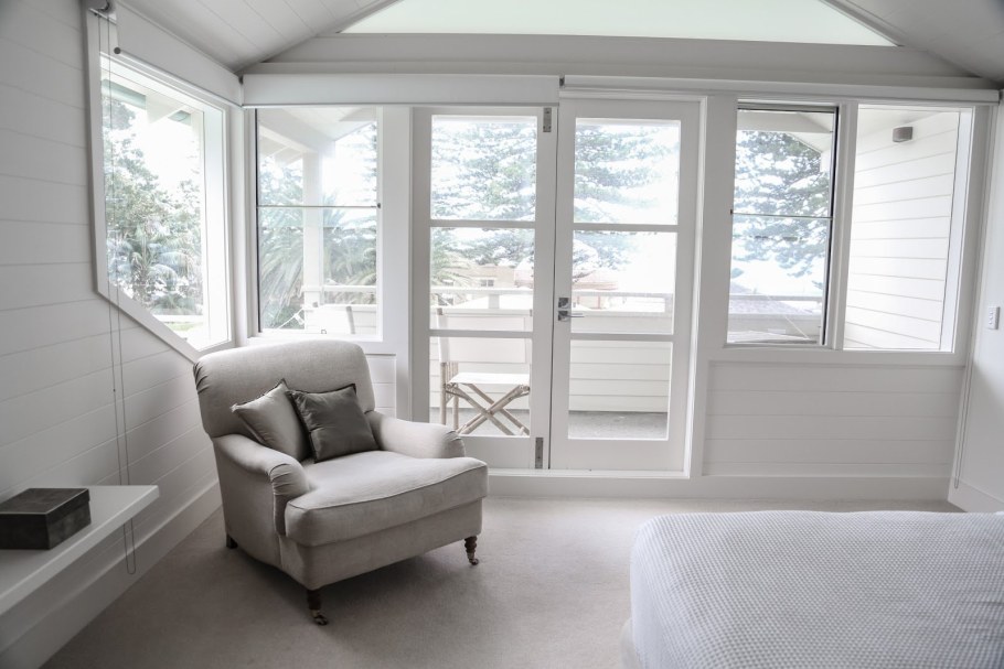 Серые окна в частном доме