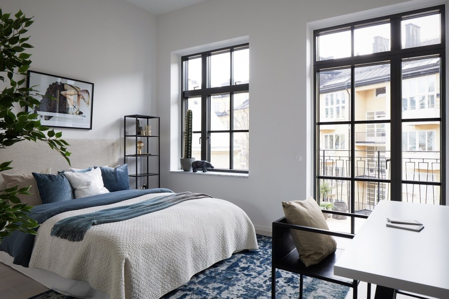 Темные рамы окон в интерьере