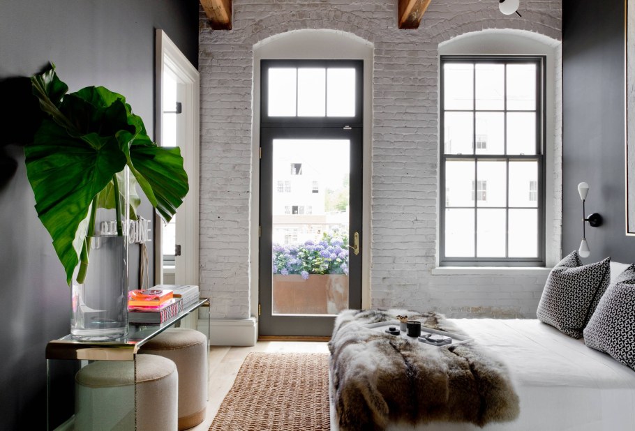 Темные окна в интерьере