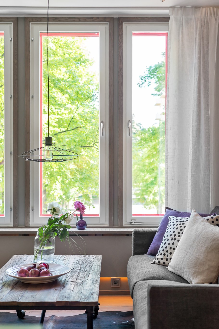 Окна серого цвета в интерьере