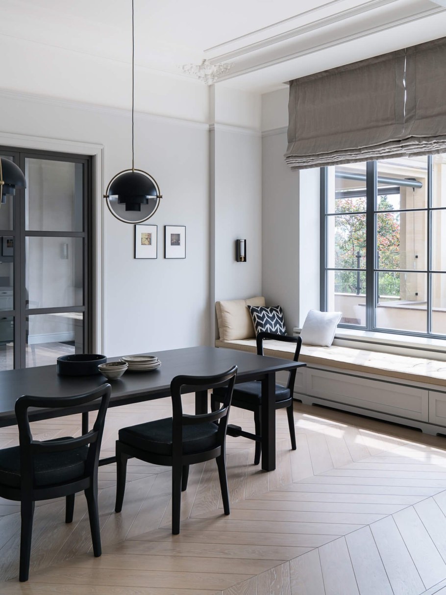 Серые окна в частном доме в интерьере