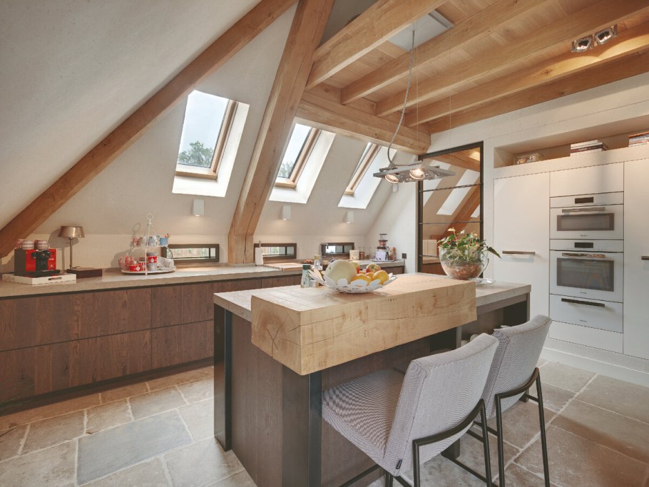 Кухня гостиная на мансарде