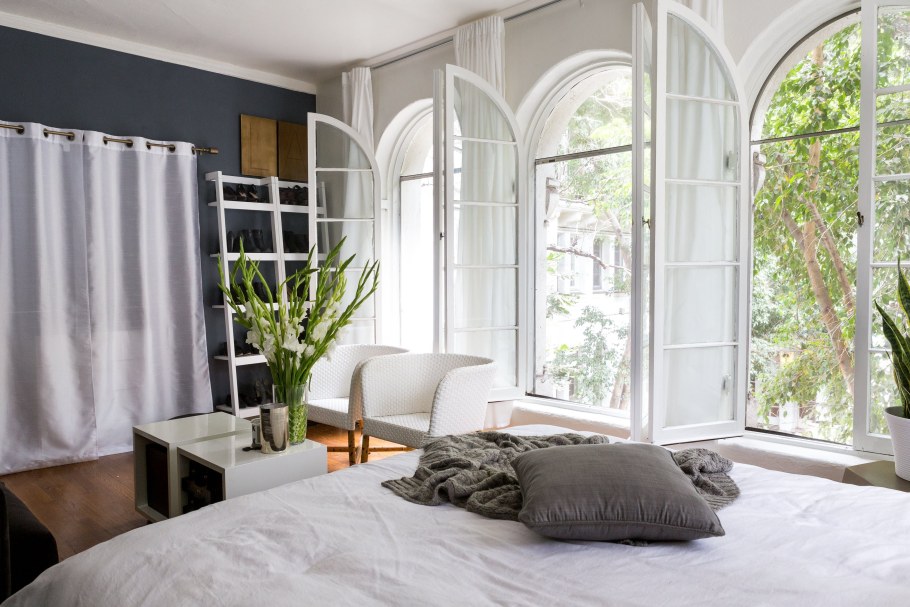 Узкое длинное окно