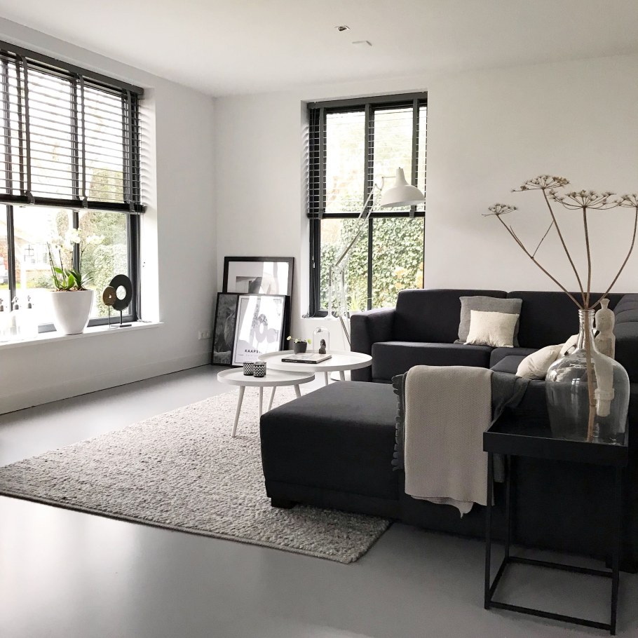 Серые окна в интерьере квартиры