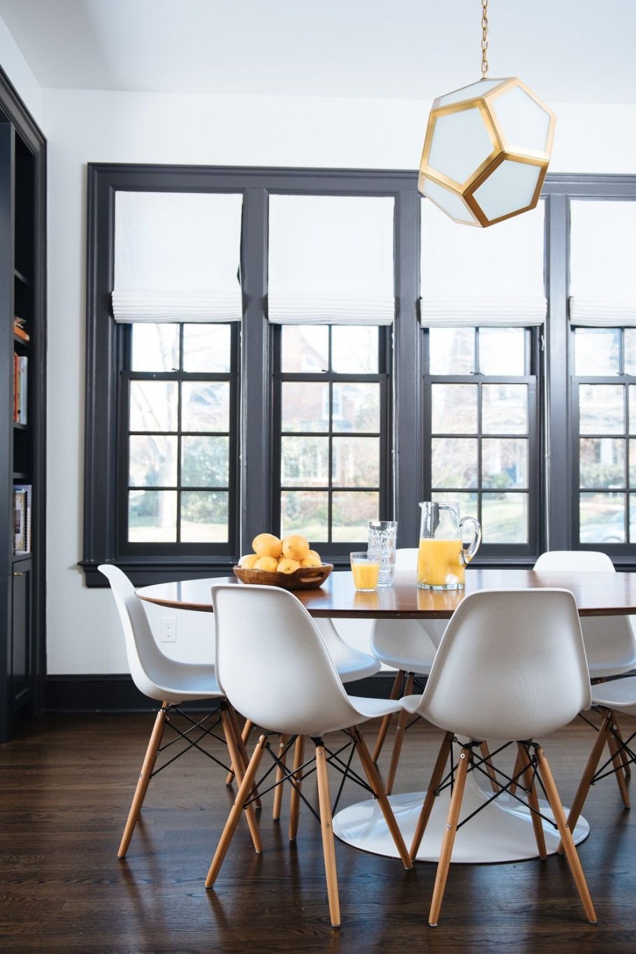 Серые пластиковые окна