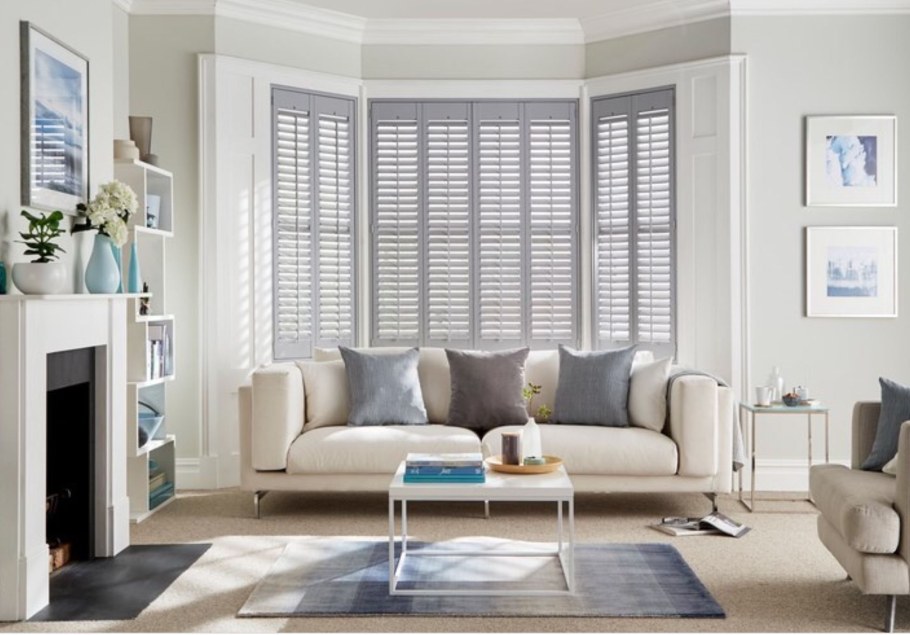 Интерьер со ставнями на окнах