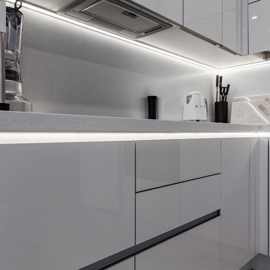 Белая кухня с черным холодильником