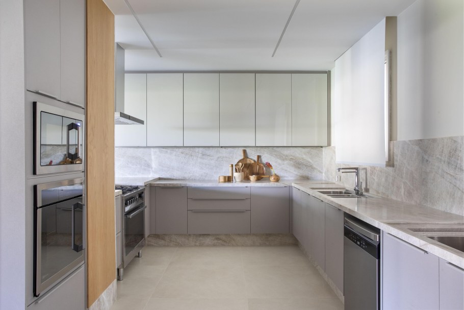 Кухня белая под потолок с серой столешницей