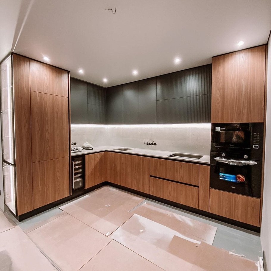 Угловая кухня в потолок