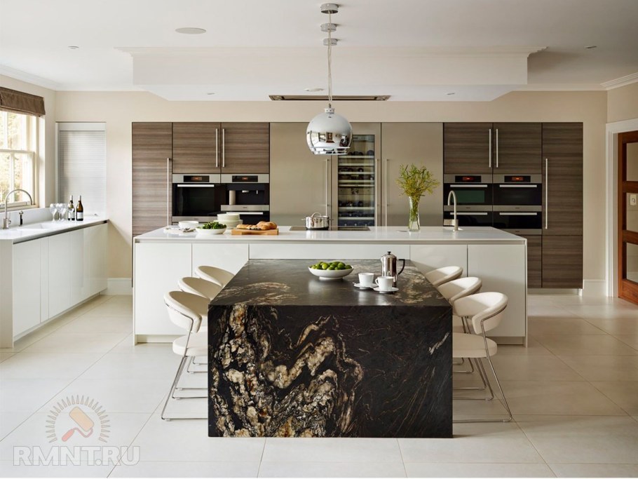 Кухня в доме с островом
