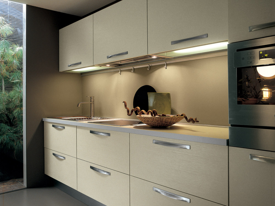 Кухонный гарнитур со встроенной вытяжкой