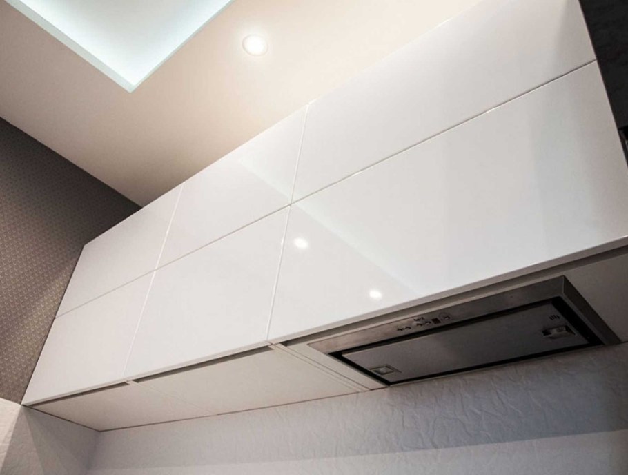 Встроенная телескопическая вытяжка на кухне Maunfeld 60