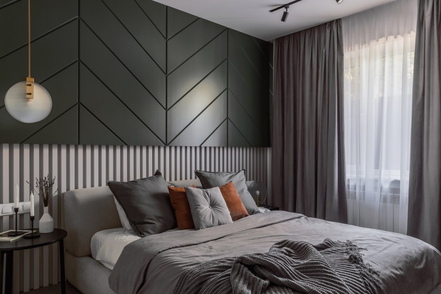 Рейки в интерьере спальни на стене