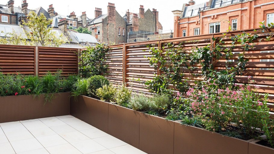 Цветник вдоль забора