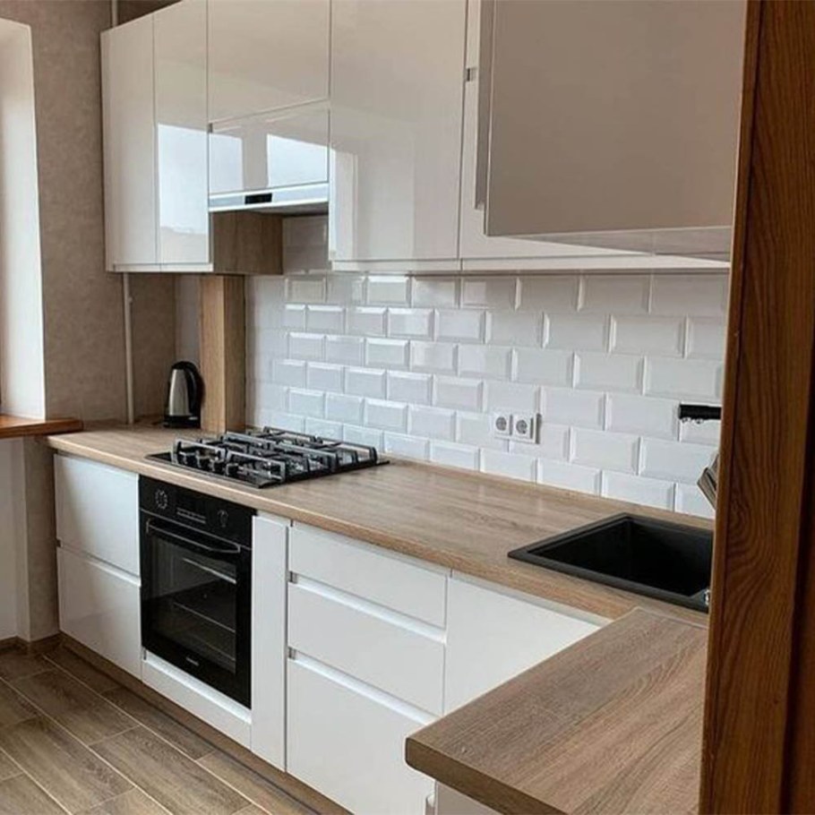 Белая кухня с деревянной столешницей