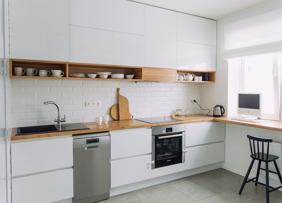 Белая кухня столешница дерево