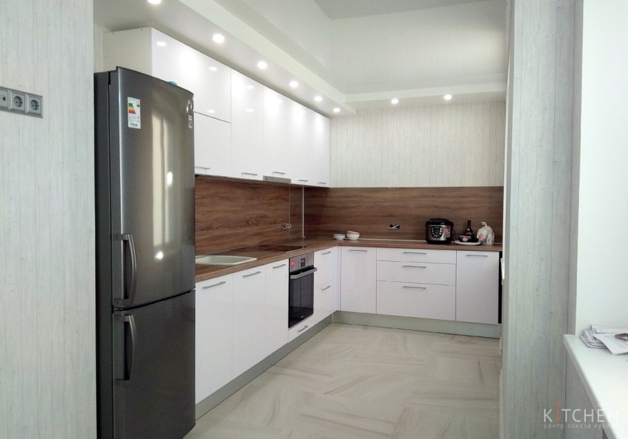 Кухня белый глянец с деревянной столешницей угловая