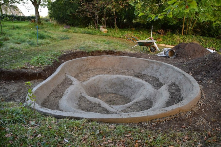 Искусственный пруд из бетона