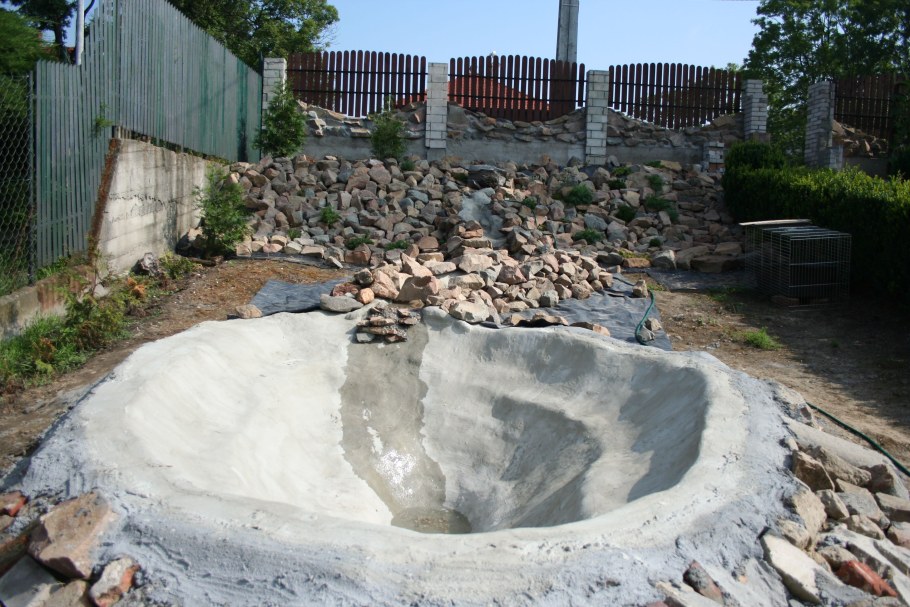 Чаша для пруда из бетона