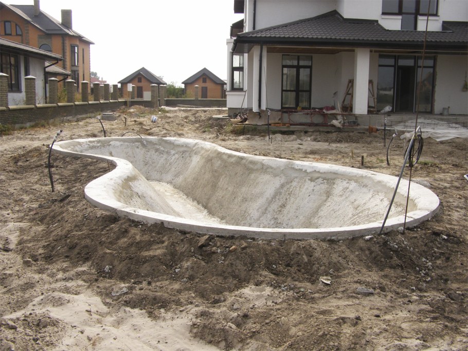 Бетонная чаша для пруда