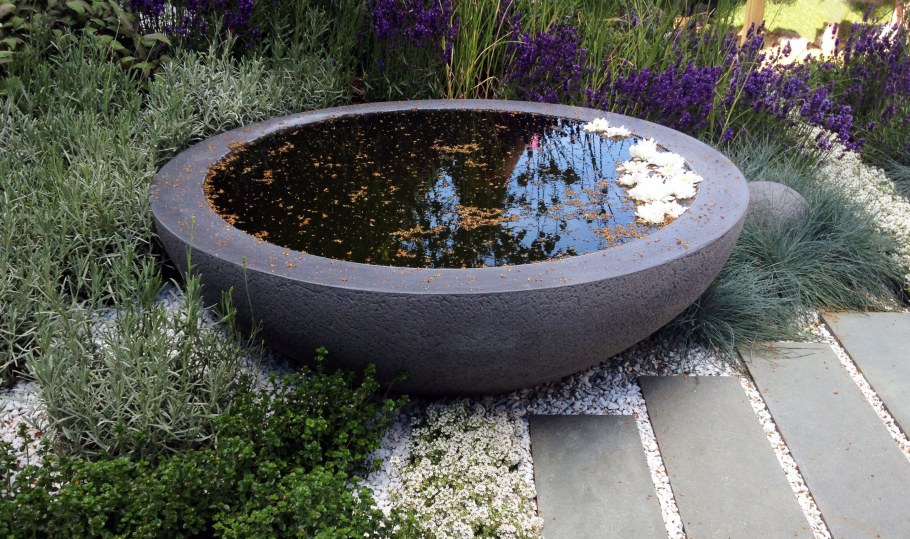 Круглый водоем в саду