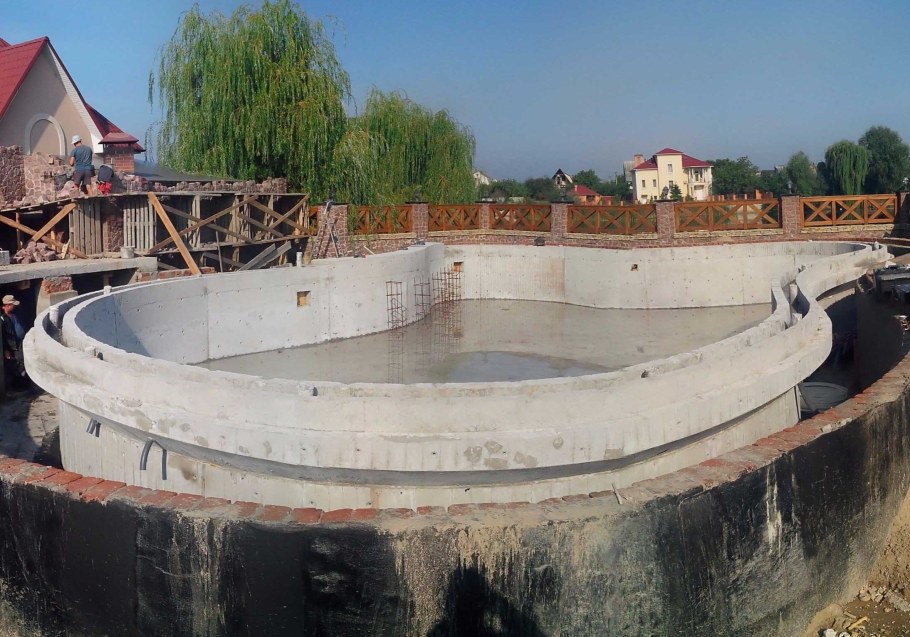 Чаша бассейна из бетона