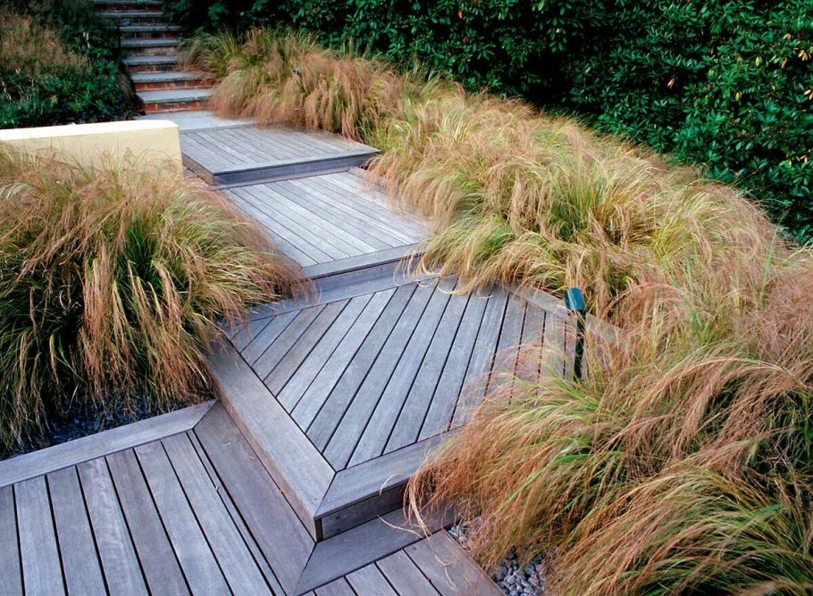 Деревянные дорожки в саду