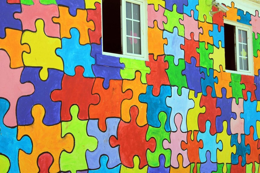 Пазлы на стене