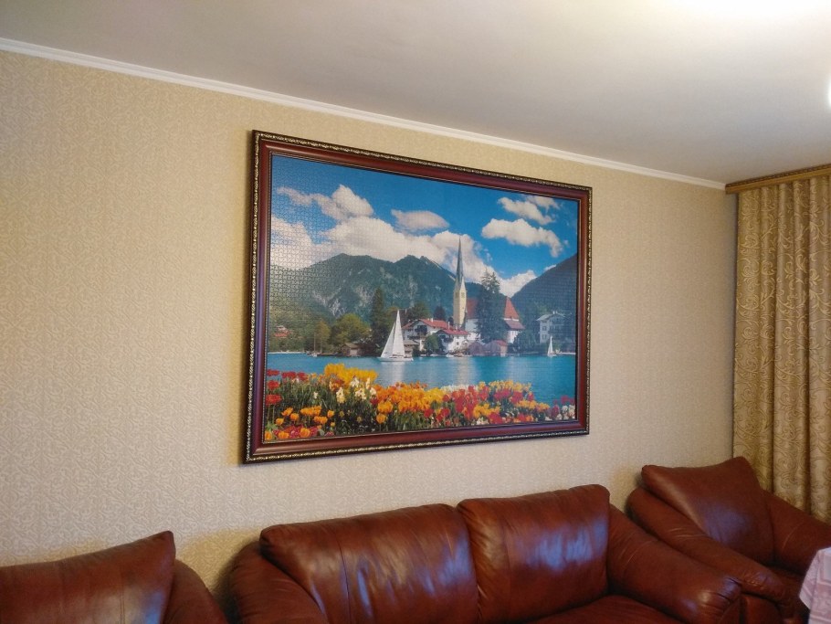 Пазлы в рамках на стене