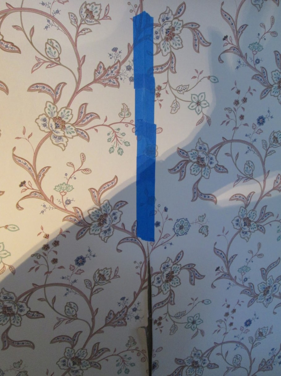 Задекорировать швы на обоях