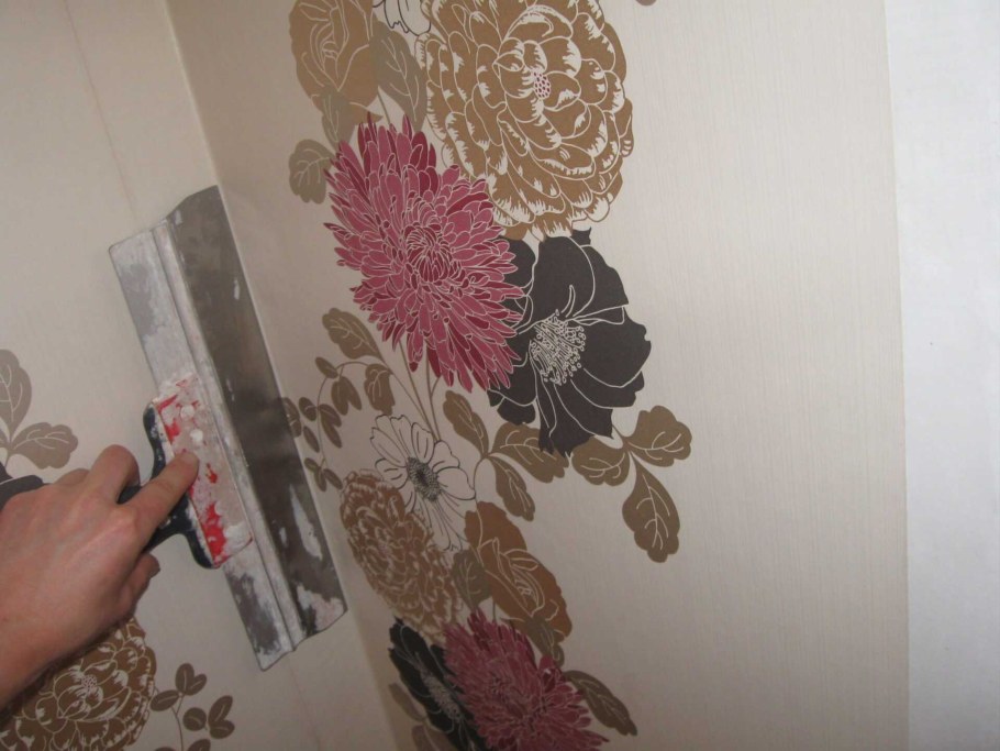 Наклеивание обоев на стены
