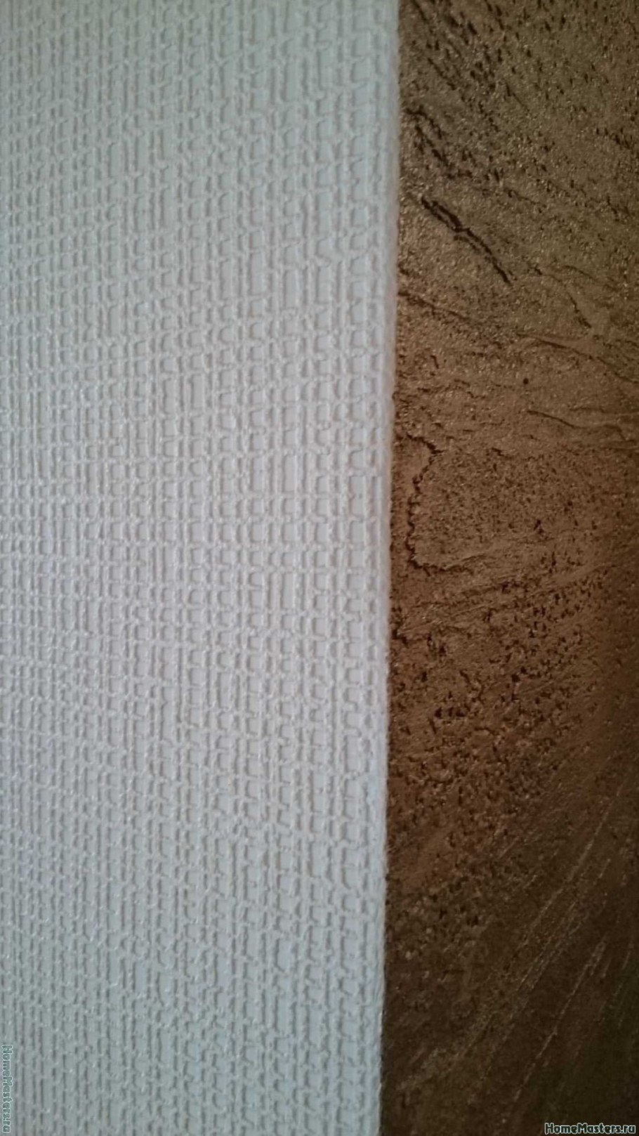 Стык декоративной штукатурки и обоев