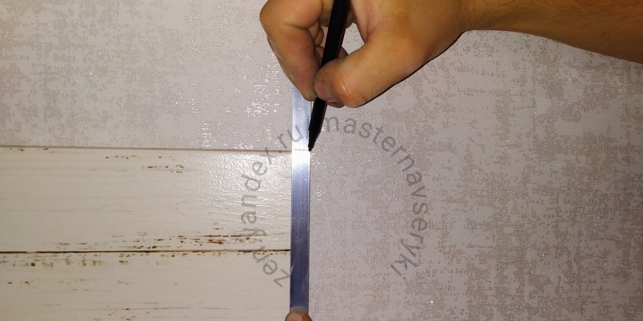 Стык между плиткой и обоями на кухне