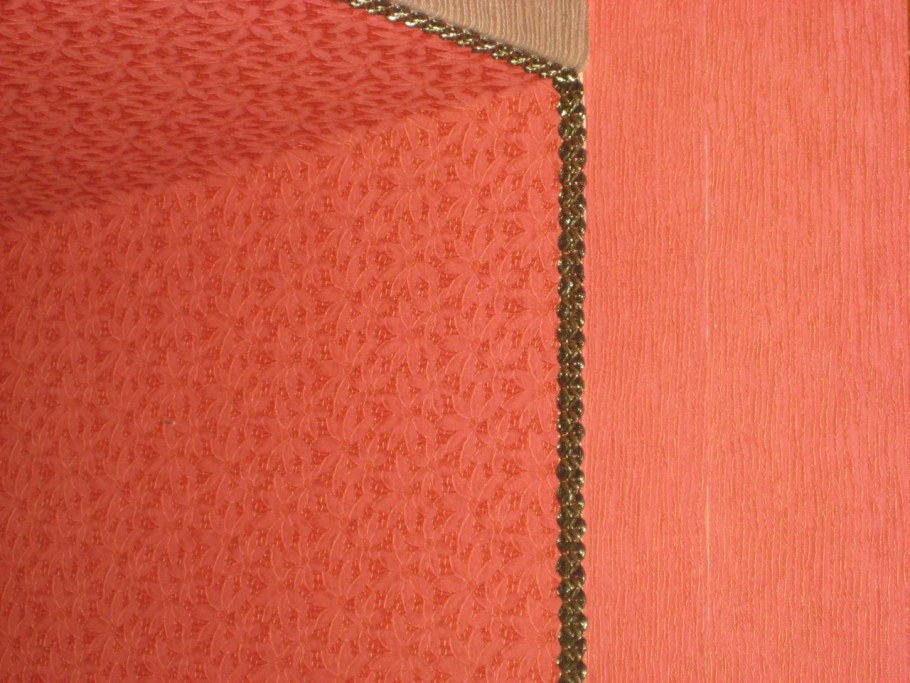 Декорирование стыков обоев