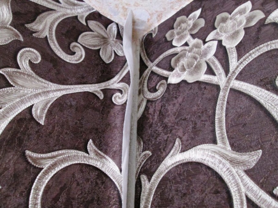 Декорирование вертикального стыка обоев